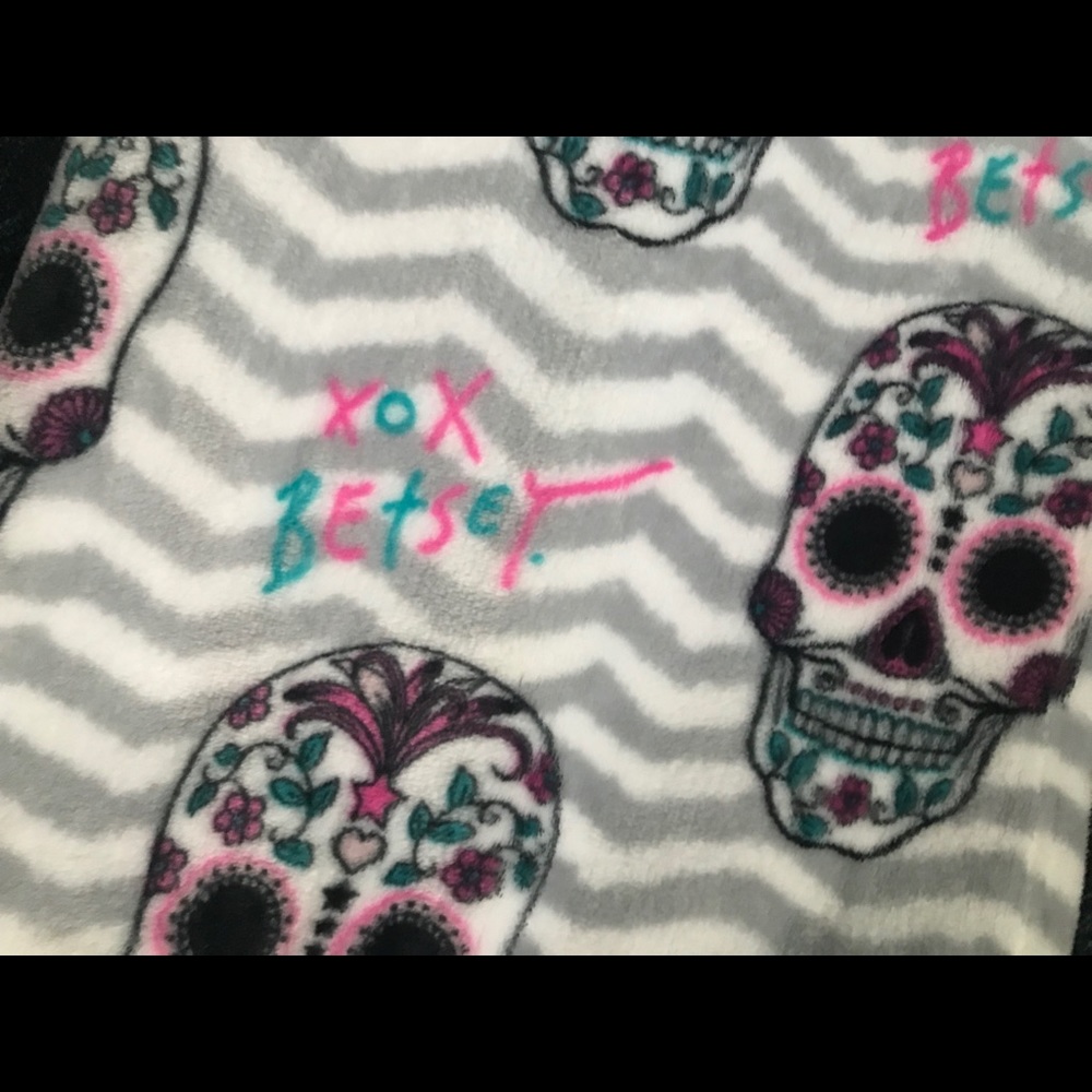NWT Betsey Johnson Throw Skull Candy Chevron Gray - Picture 3 of 4